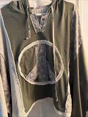 POL Olive & Beige Floral Crochet-Back pullover Boho style with peace sign